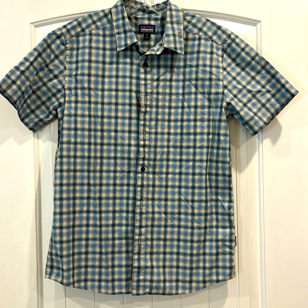Patagonia Men’s short sleeve button down. Blue plaid size medium